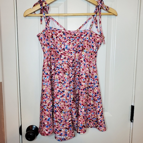 SOLD✅️Floral Romper - Picture 6 of 6